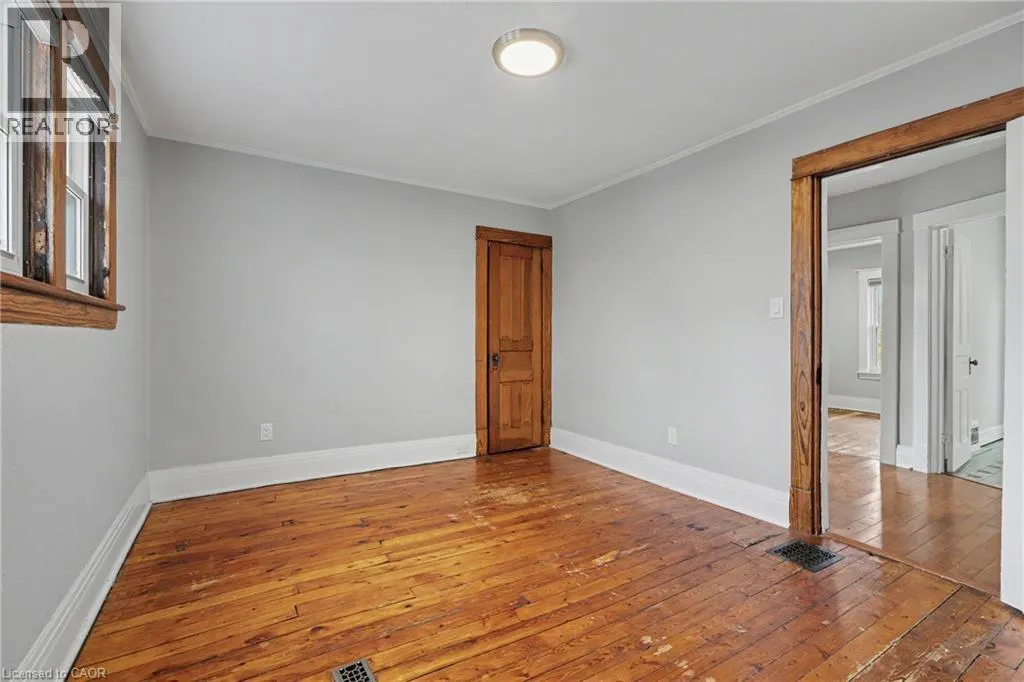 125 E DUFFERIN Street E