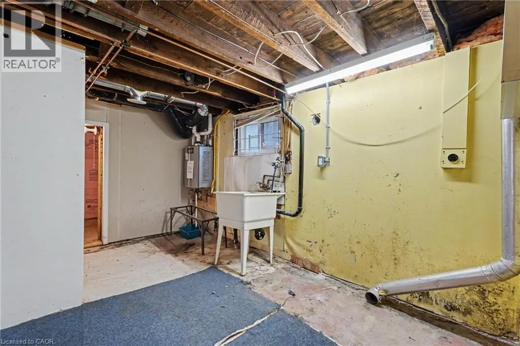 125 E DUFFERIN Street E