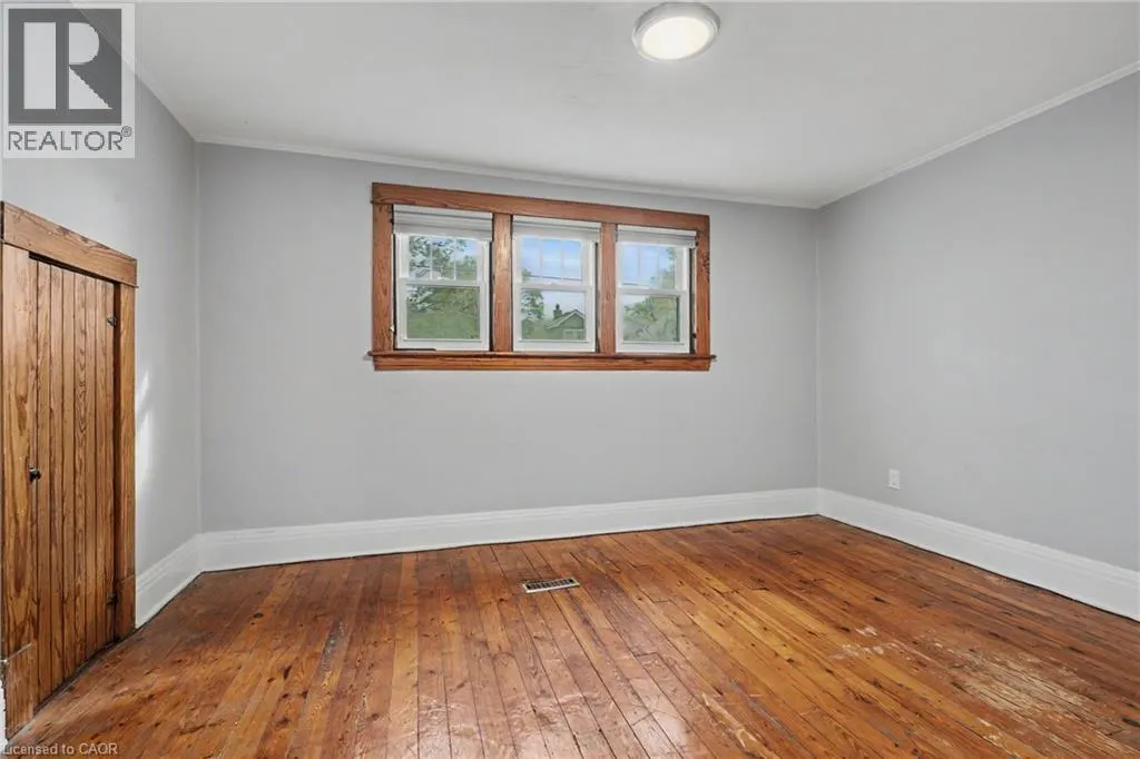 125 E DUFFERIN Street E
