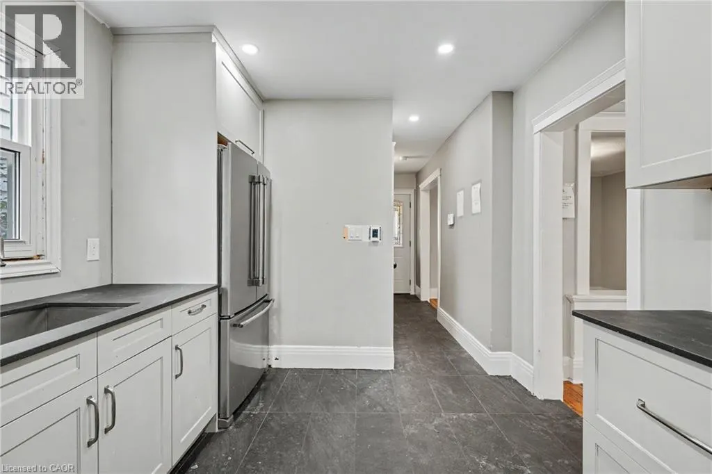 125 E DUFFERIN Street E