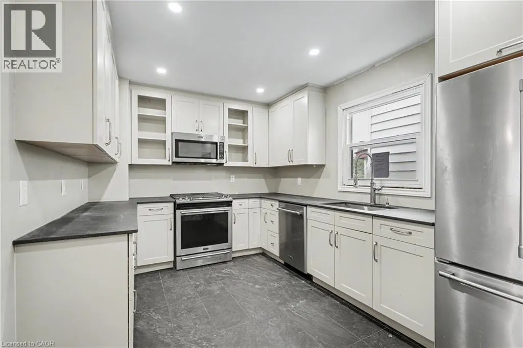 125 E DUFFERIN Street E