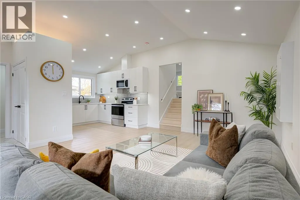 6 HILLSIDE Drive