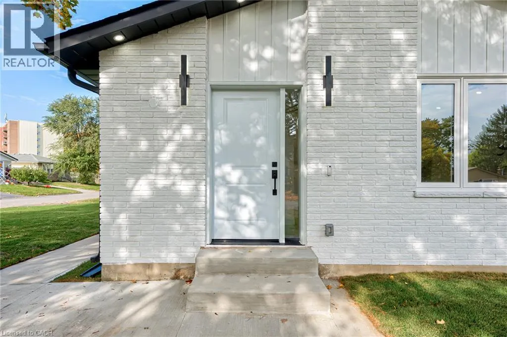 6 HILLSIDE Drive