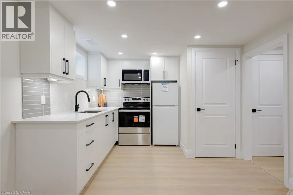 6 HILLSIDE Drive
