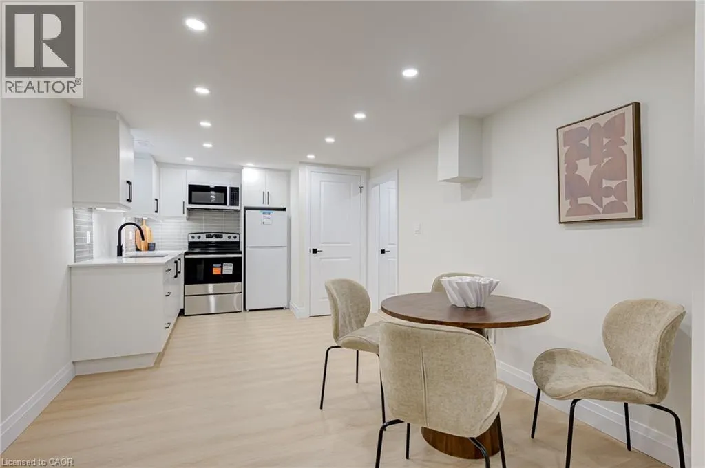 6 HILLSIDE Drive