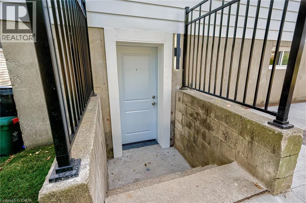 6 HILLSIDE Drive