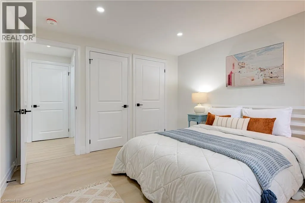 6 HILLSIDE Drive
