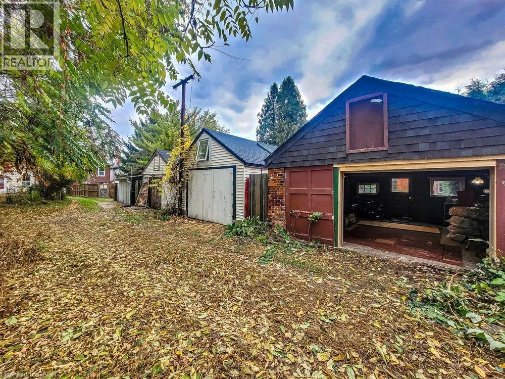 185 CAROLINE Street N