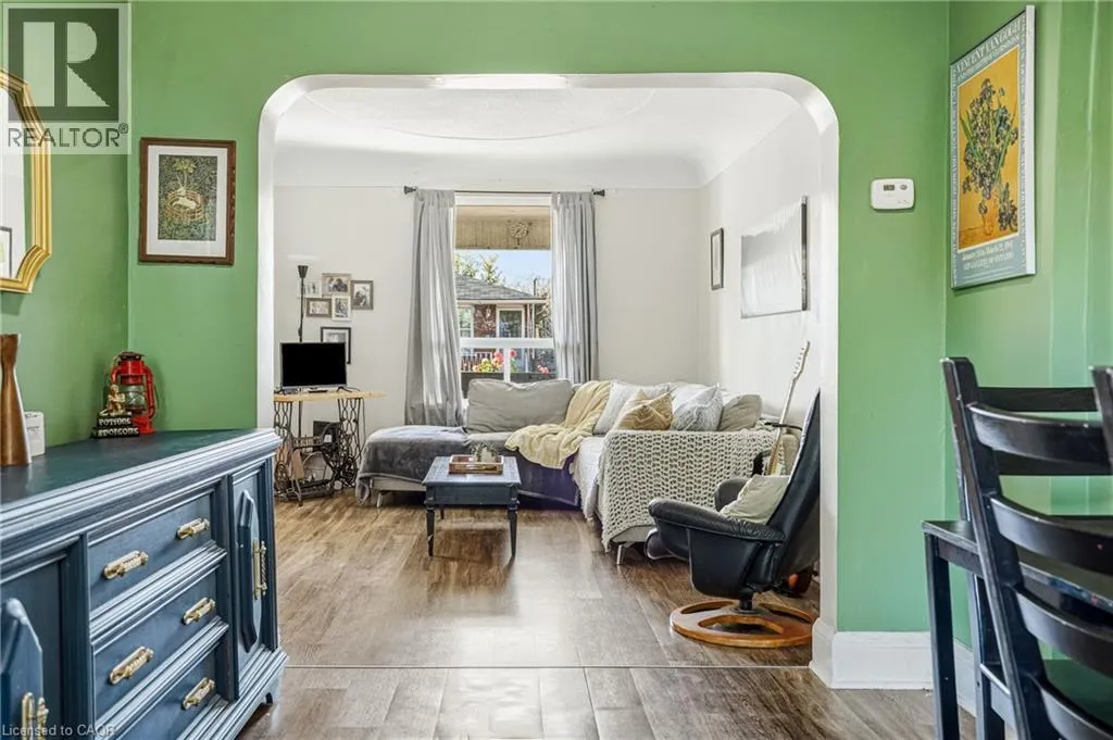 108 ROBINS Avenue