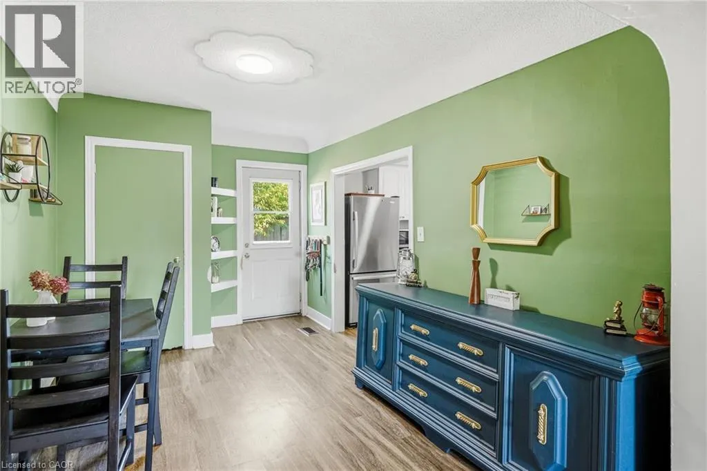 108 ROBINS Avenue