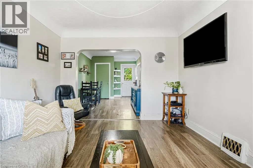 108 ROBINS Avenue