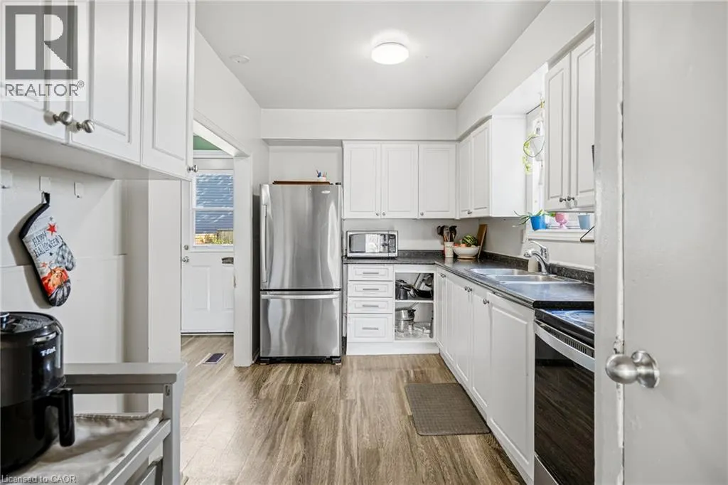 108 ROBINS Avenue