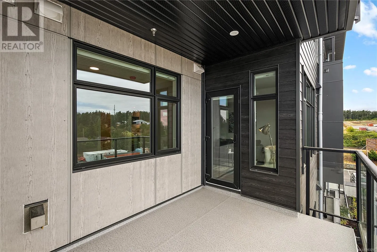 209 2520 Hackett Cres