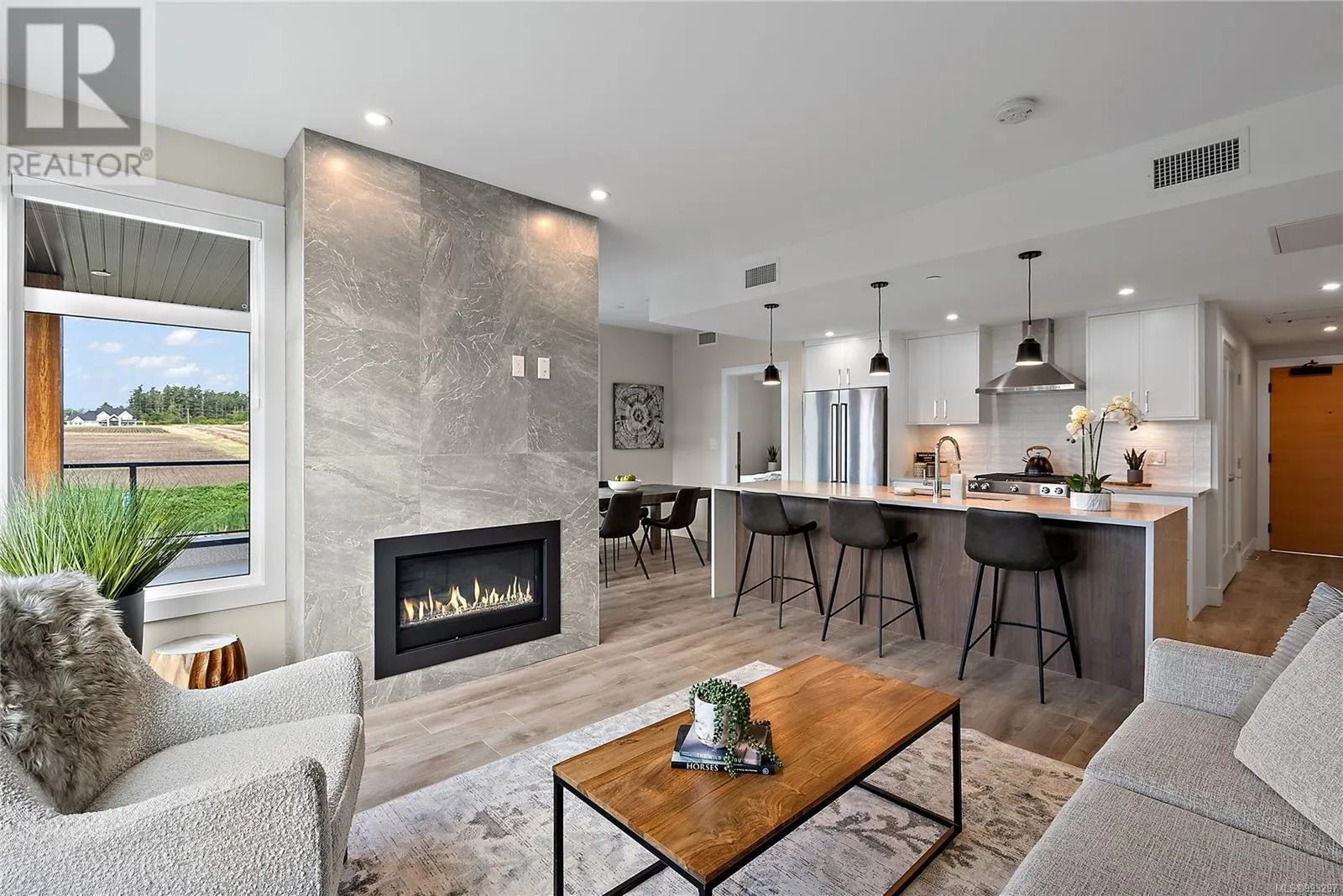 209 2520 Hackett Cres