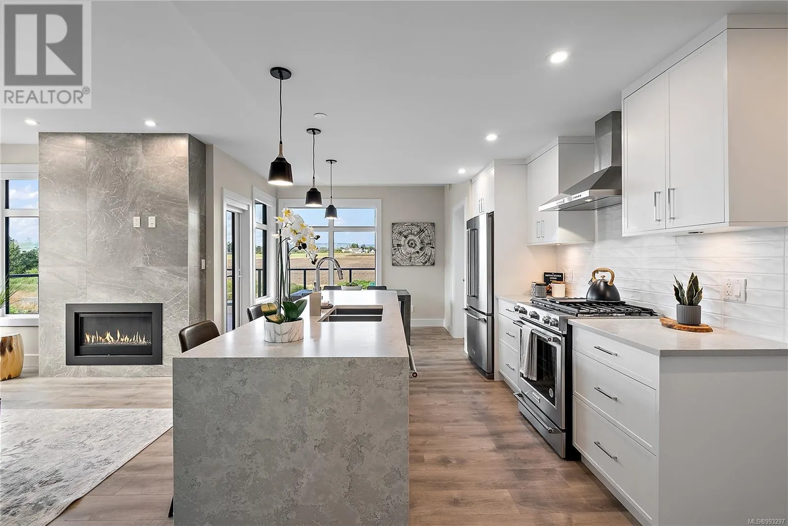 209 2520 Hackett Cres