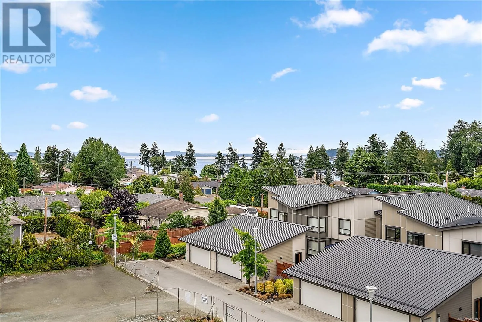 209 2520 Hackett Cres