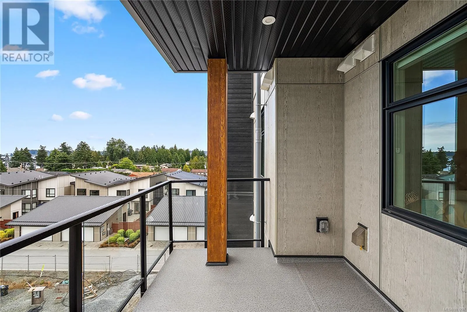 209 2520 Hackett Cres