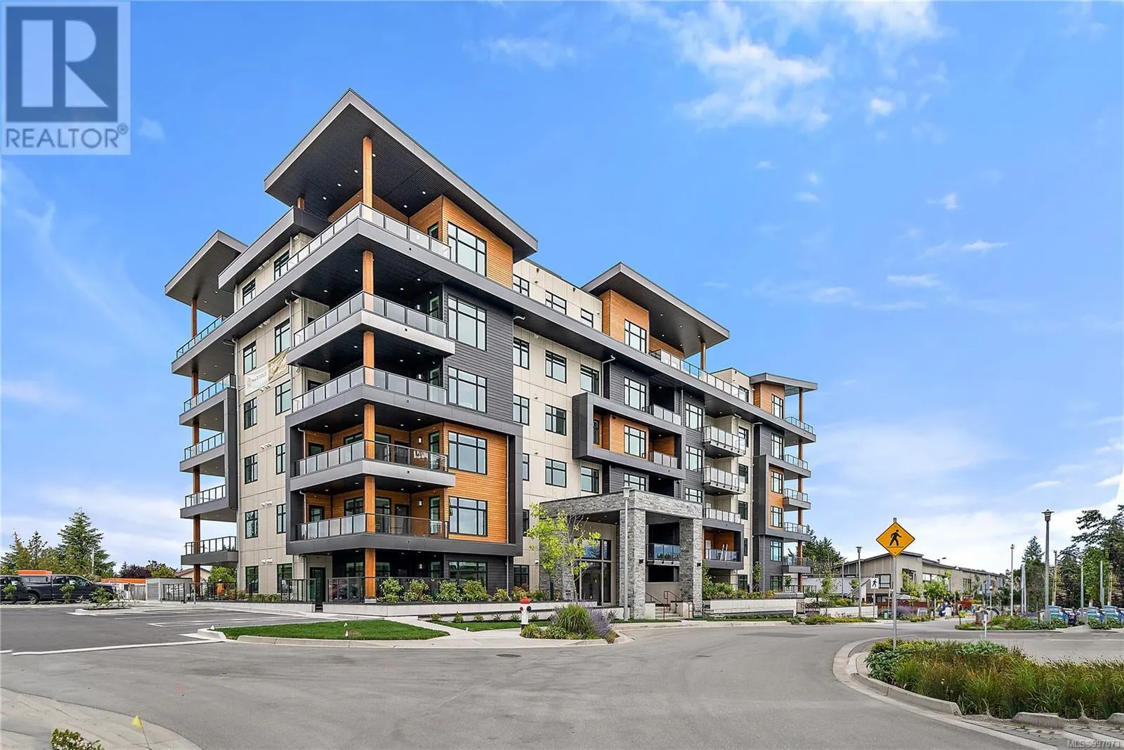 308 2520 Hackett Cres