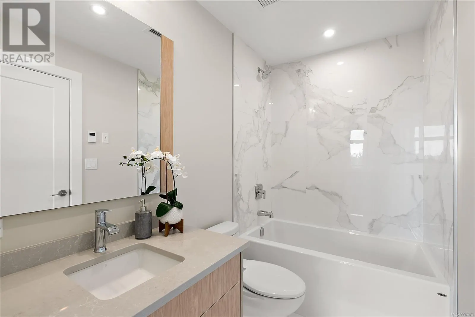308 2520 Hackett Cres