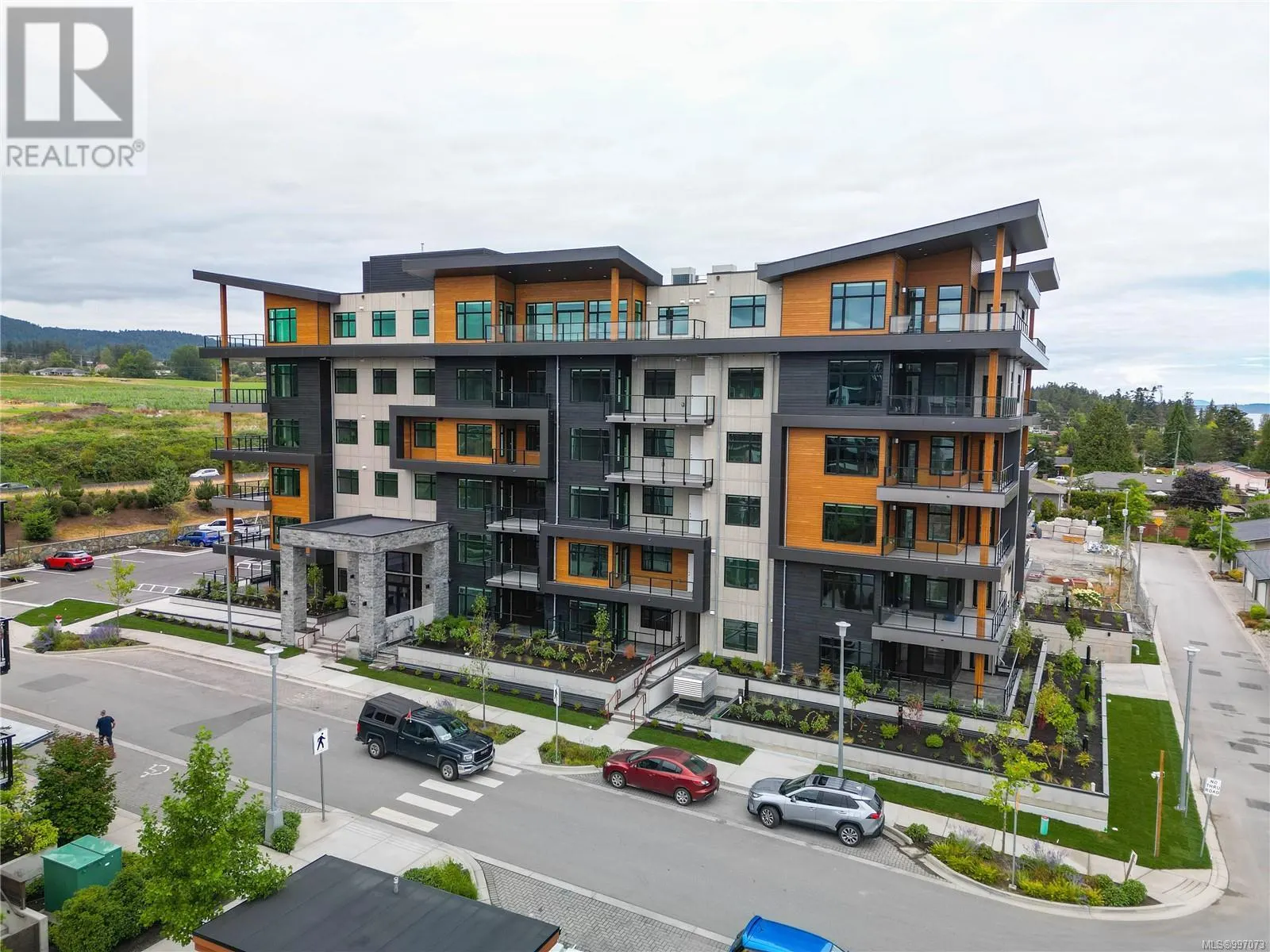 308 2520 Hackett Cres