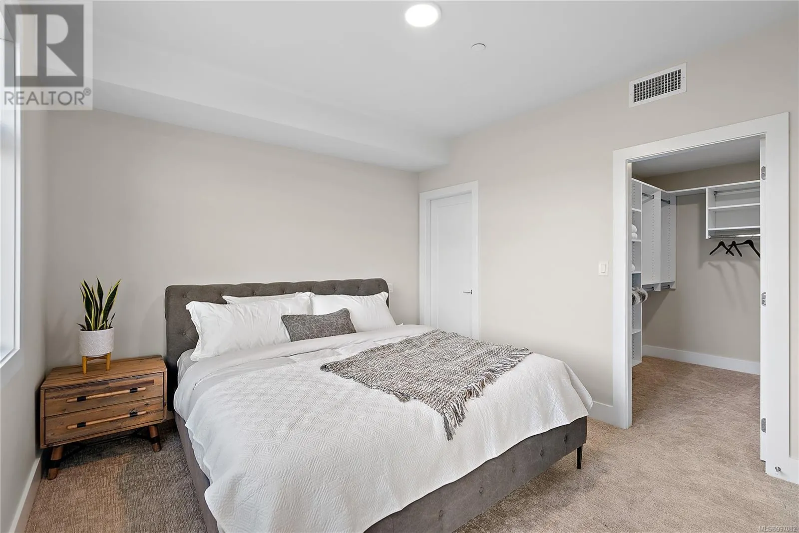 309 2520 Hackett Cres