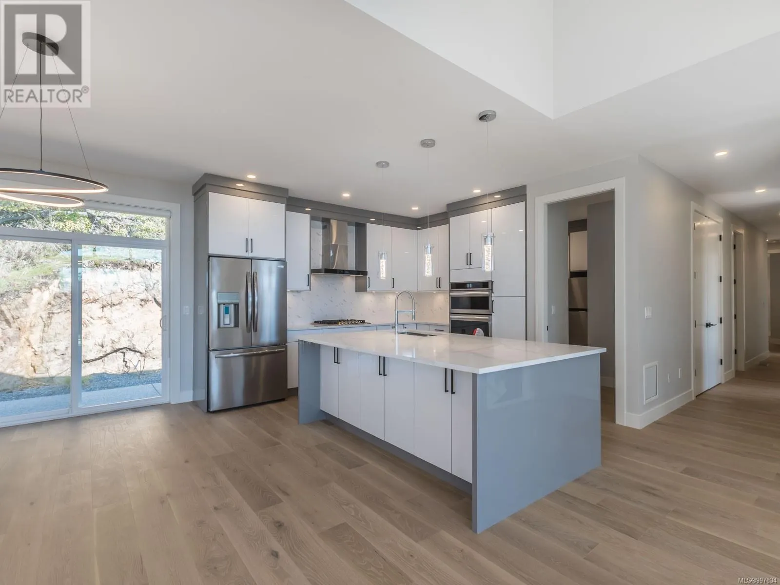 196 Golden Oaks Cres