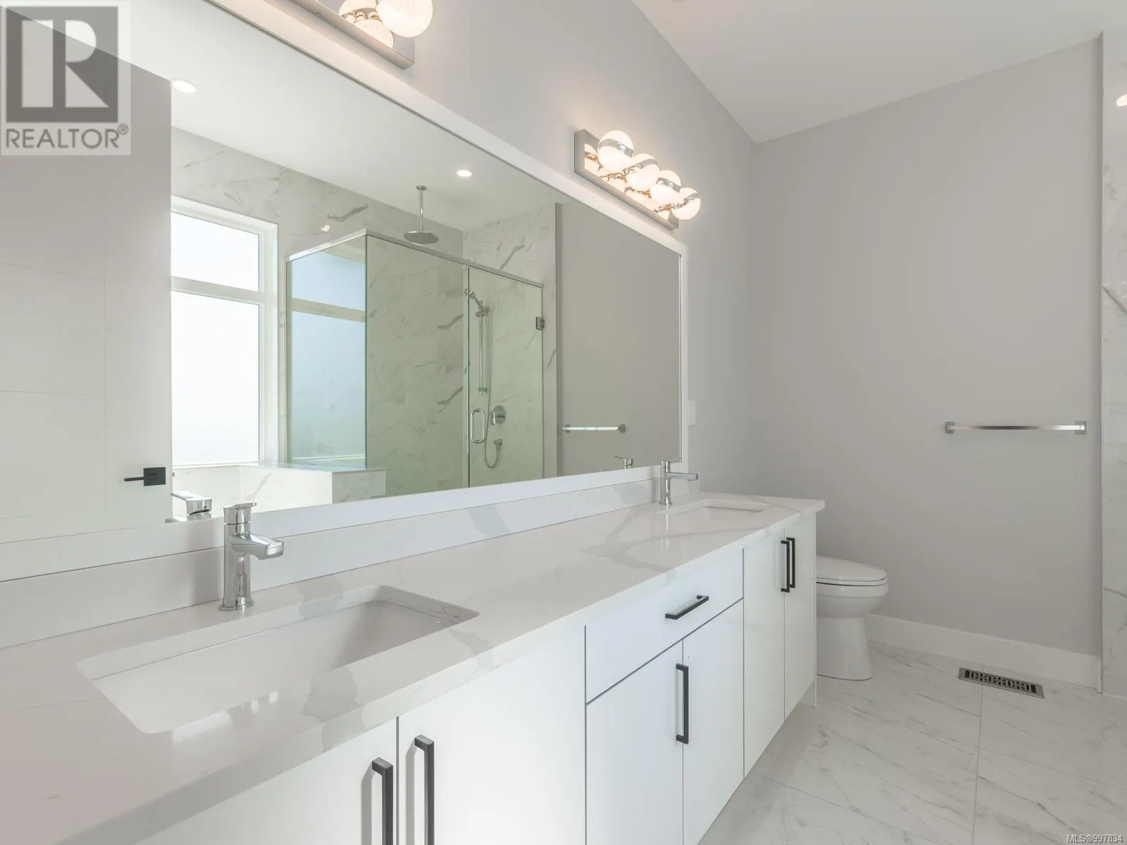 196 Golden Oaks Cres