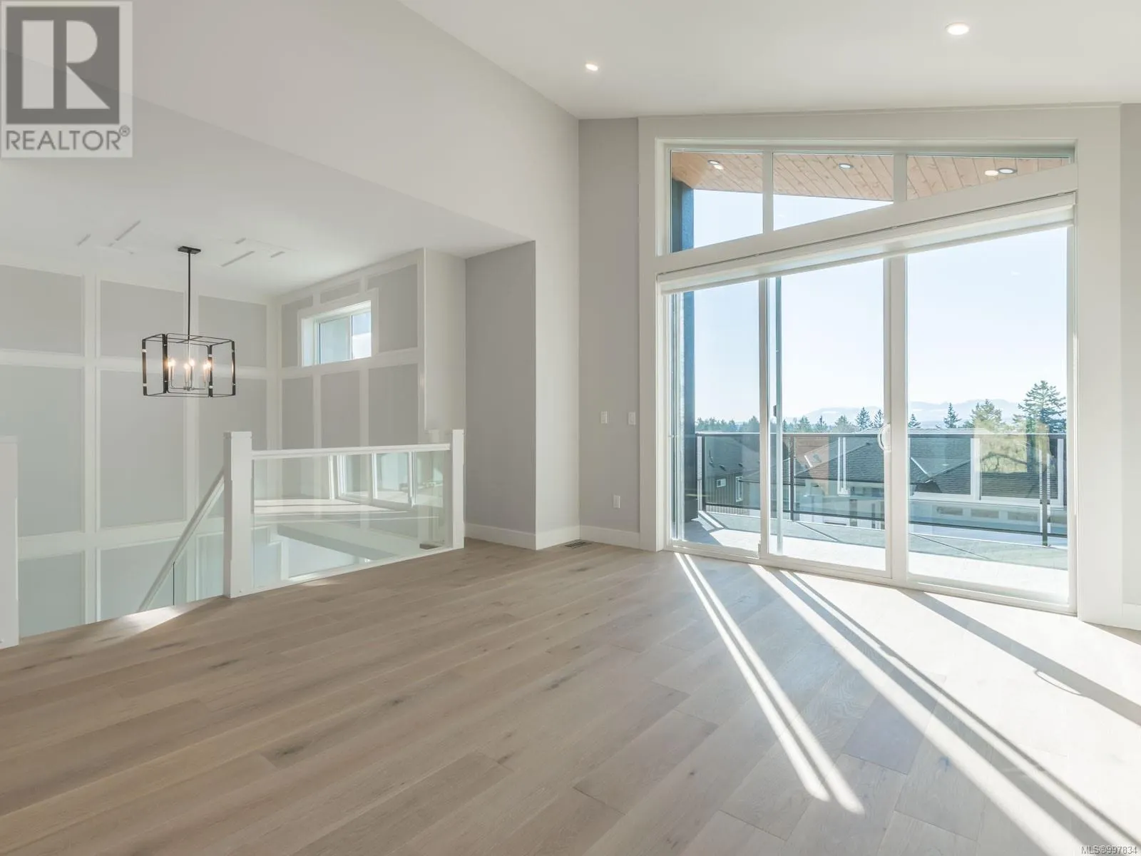 196 Golden Oaks Cres
