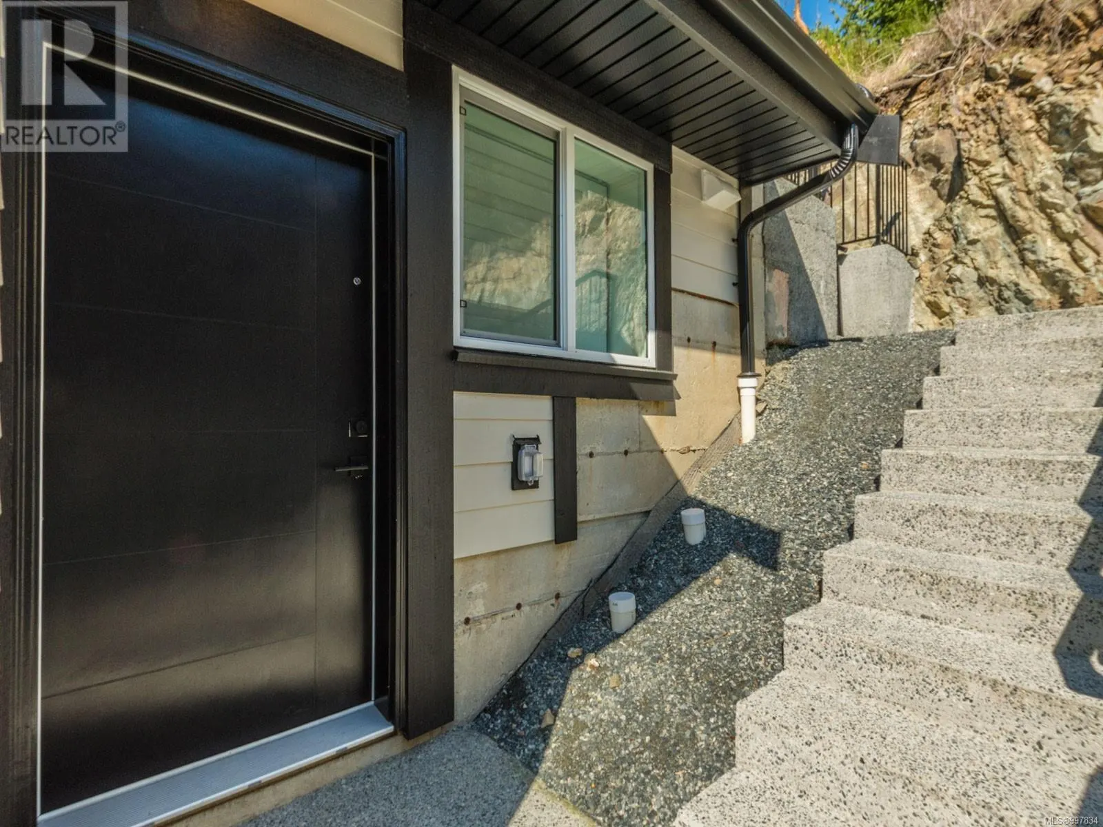 196 Golden Oaks Cres