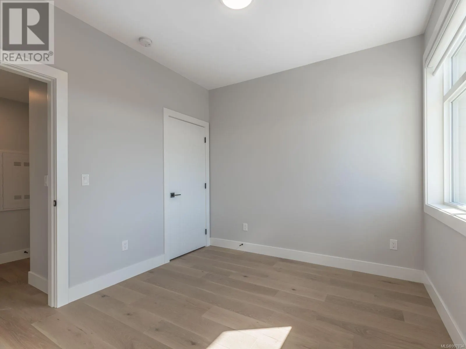 196 Golden Oaks Cres