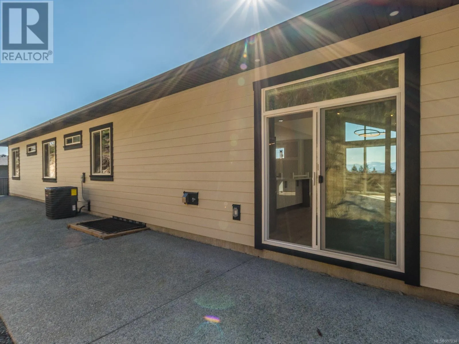 196 Golden Oaks Cres