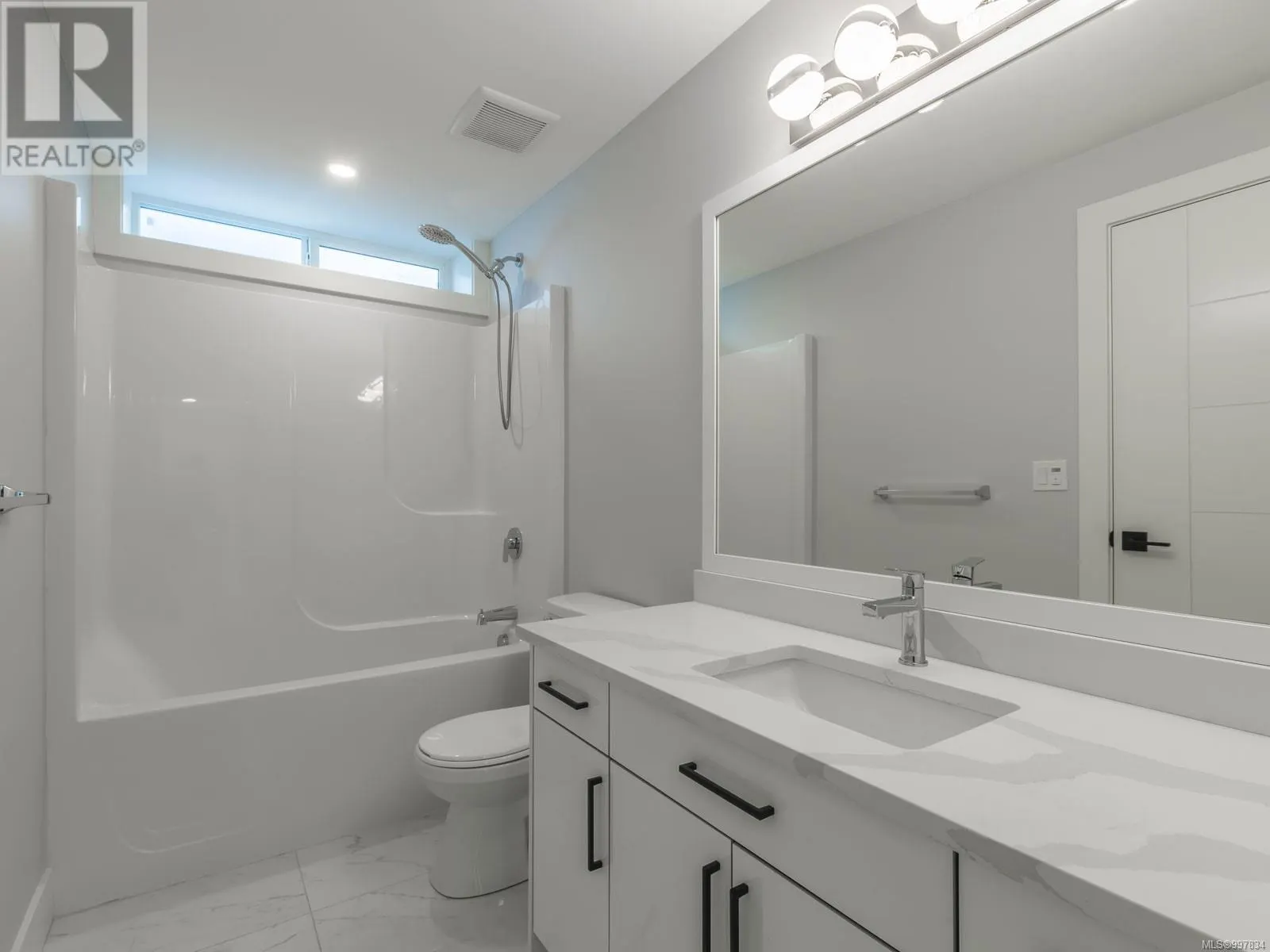 196 Golden Oaks Cres