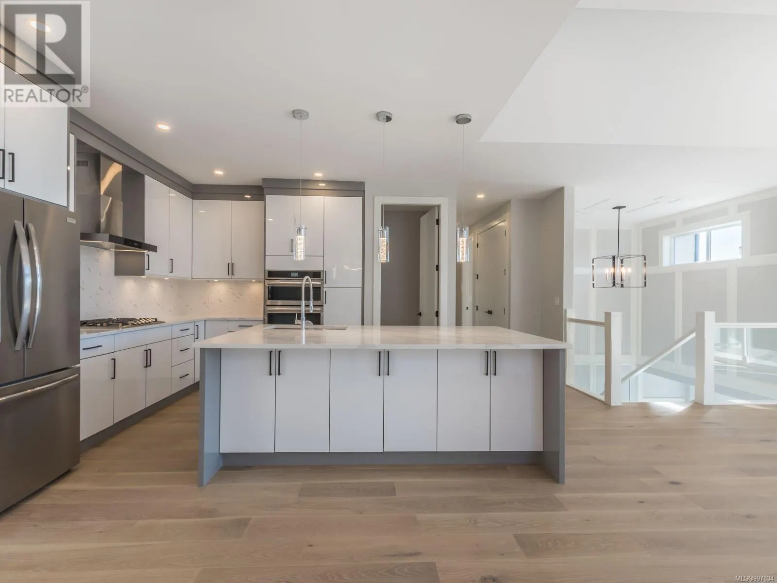 196 Golden Oaks Cres