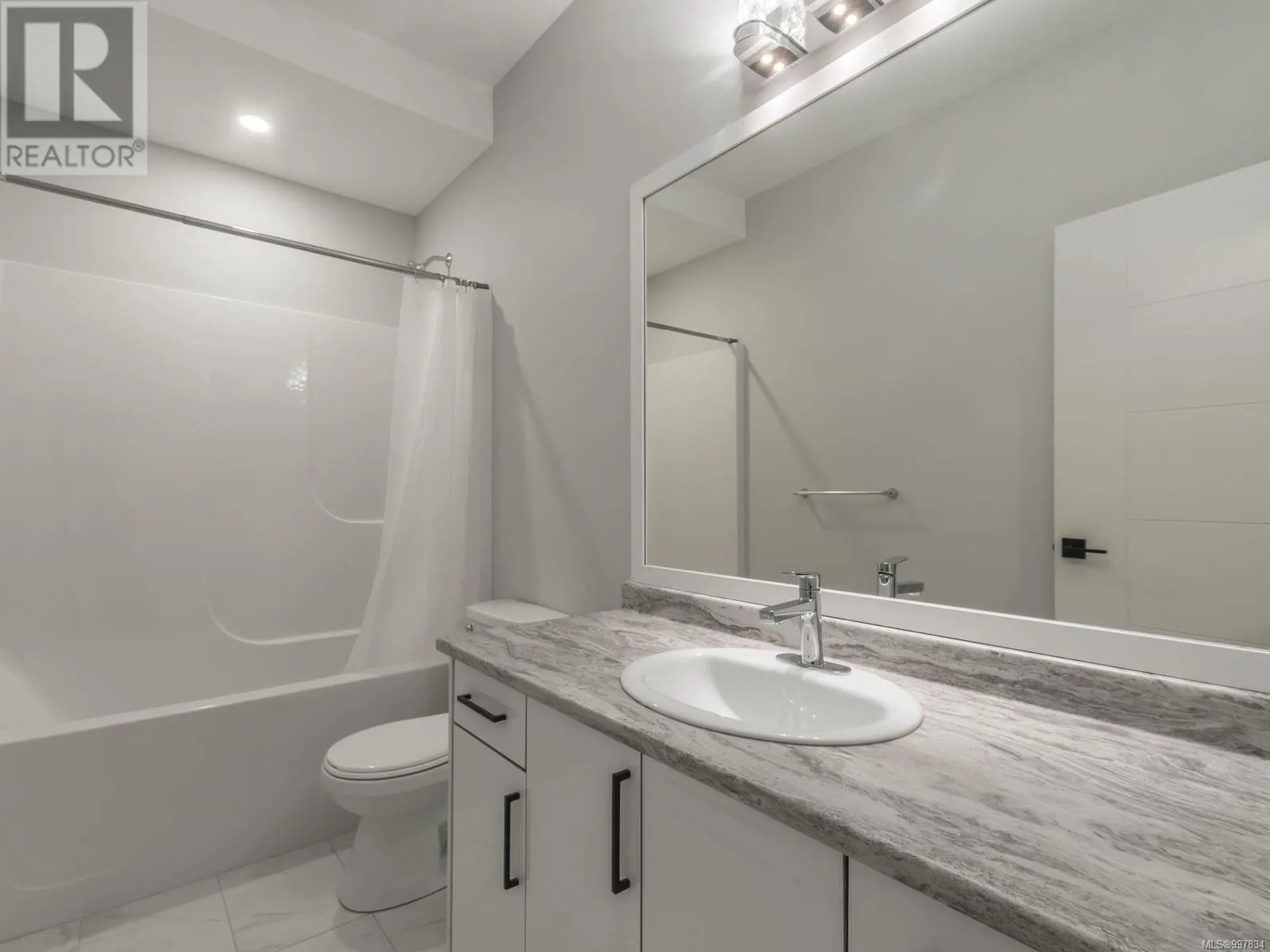 196 Golden Oaks Cres