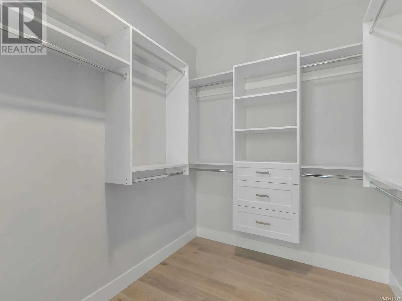 196 Golden Oaks Cres