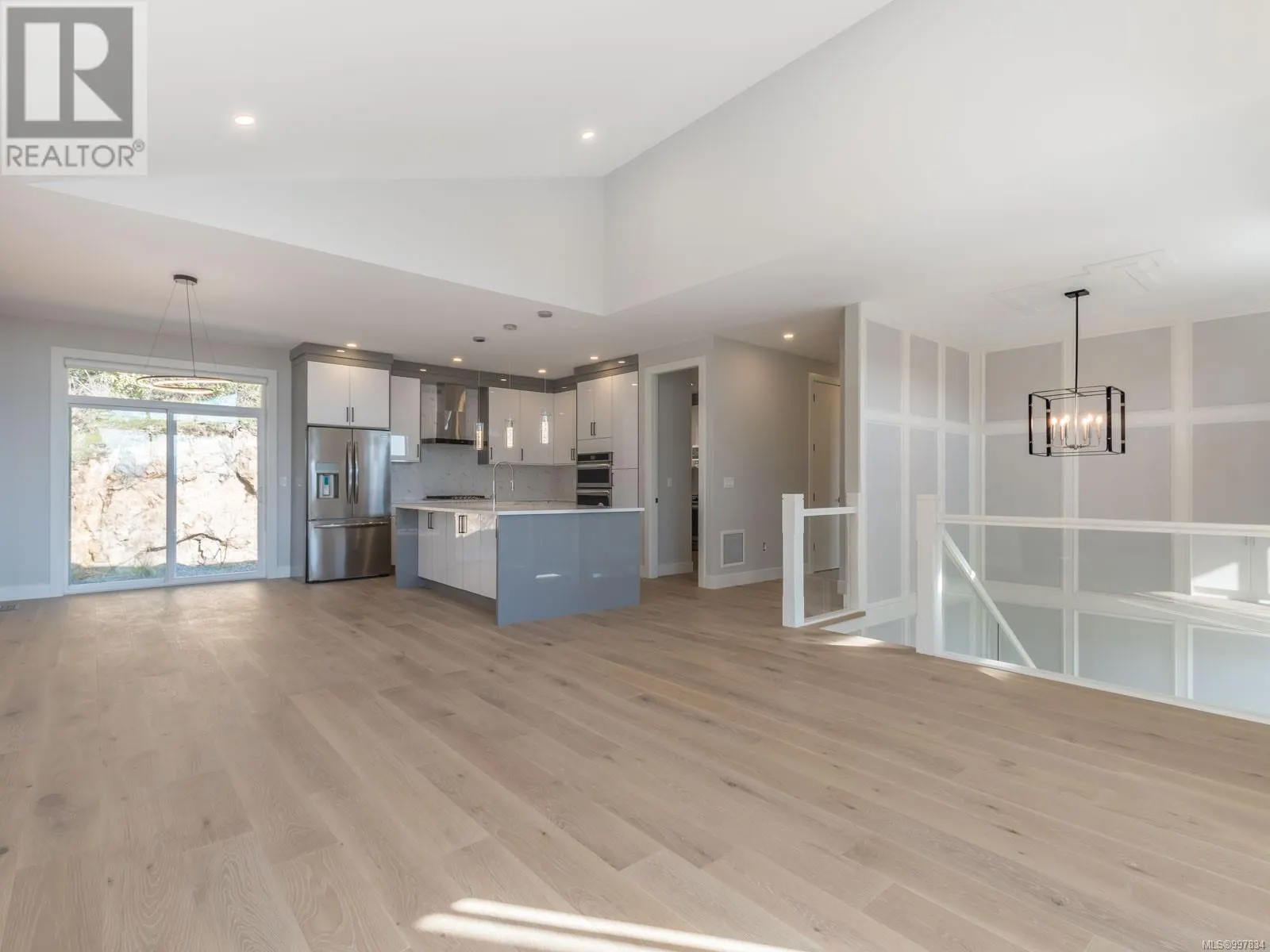 196 Golden Oaks Cres