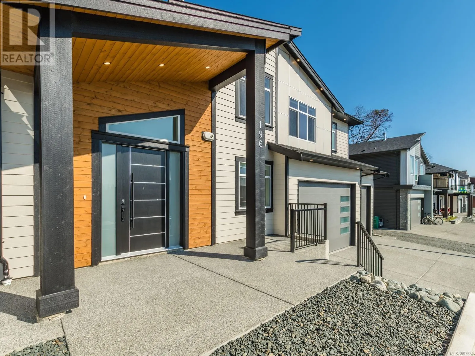196 Golden Oaks Cres