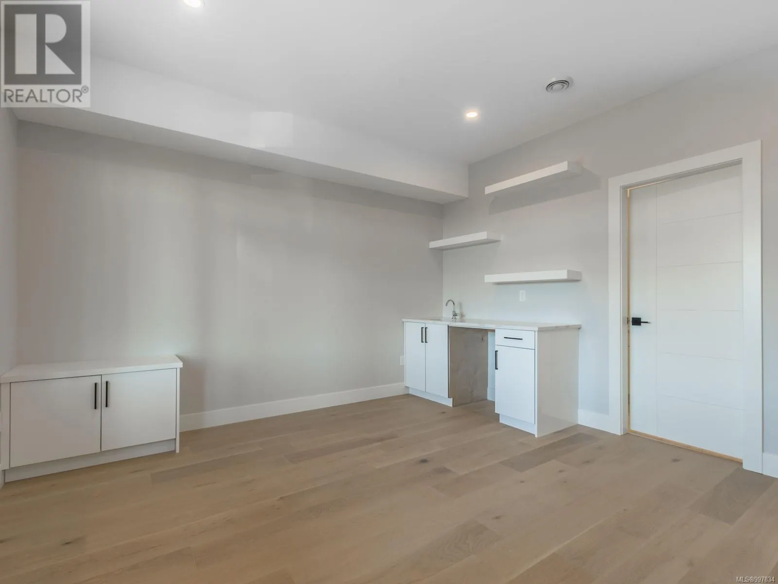 196 Golden Oaks Cres