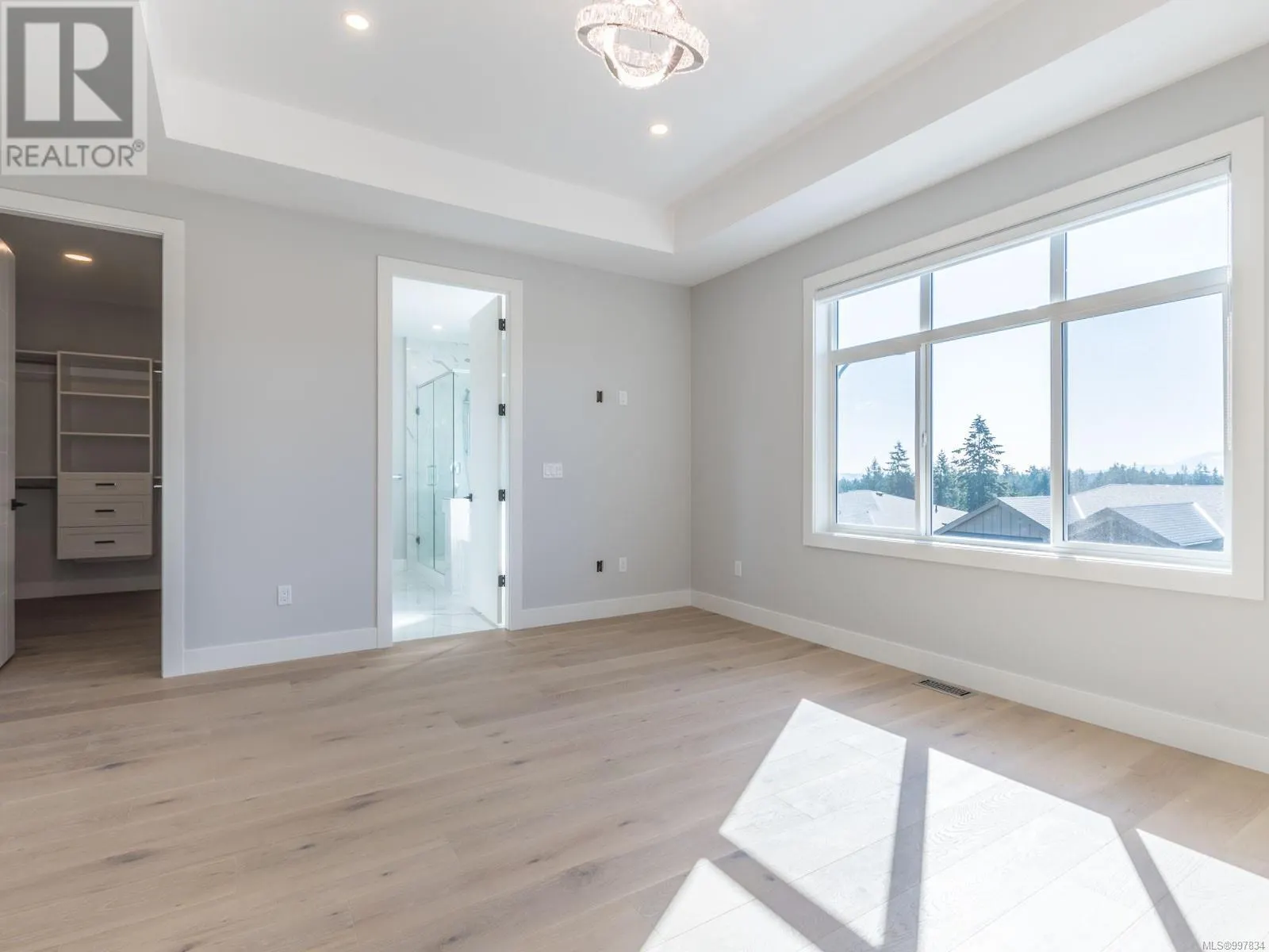 196 Golden Oaks Cres
