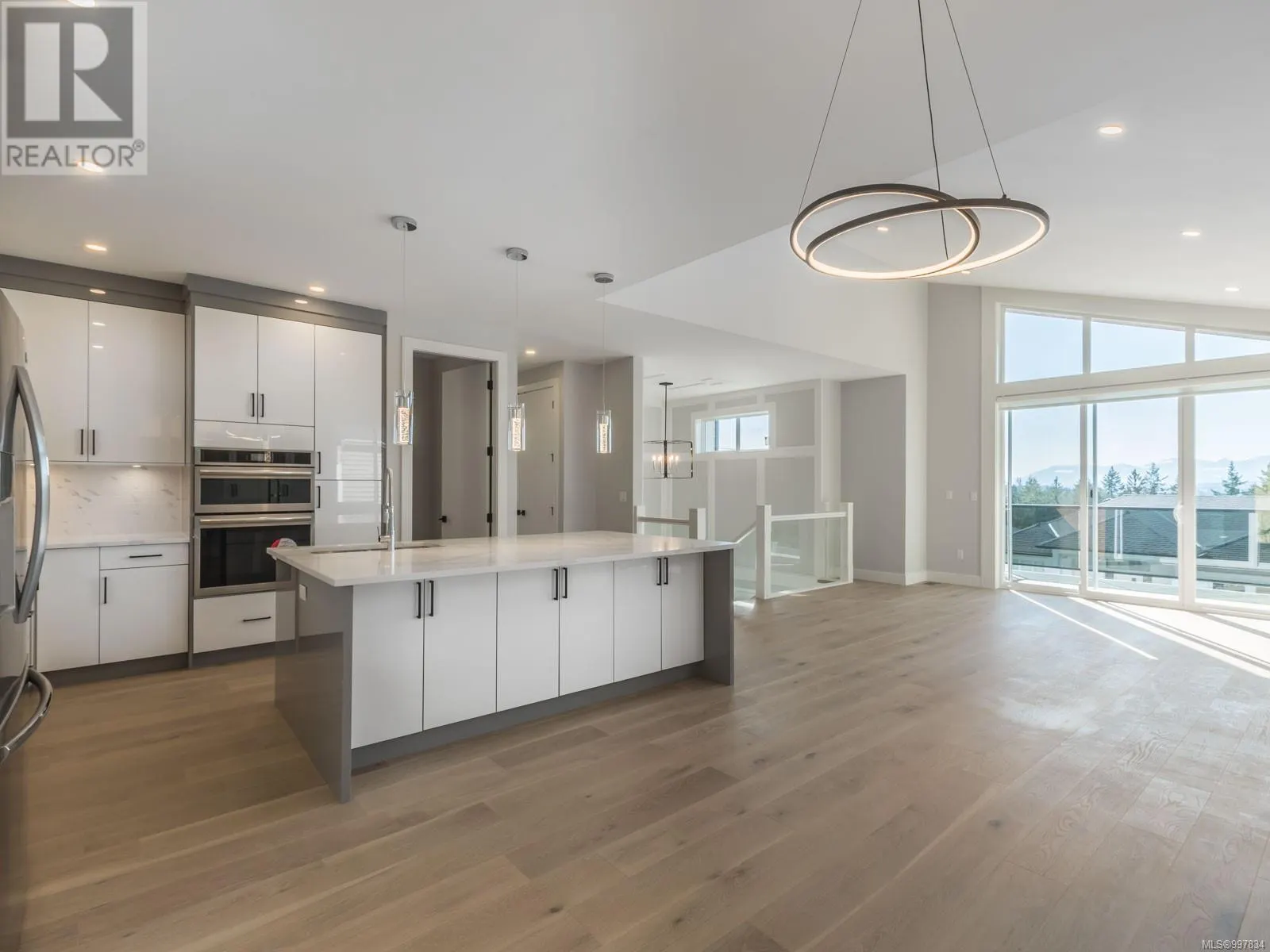 196 Golden Oaks Cres