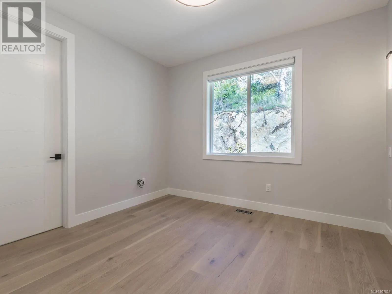 196 Golden Oaks Cres