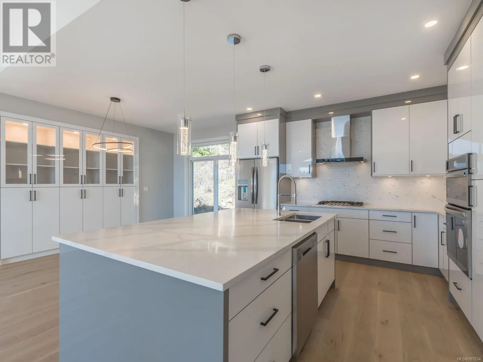 196 Golden Oaks Cres