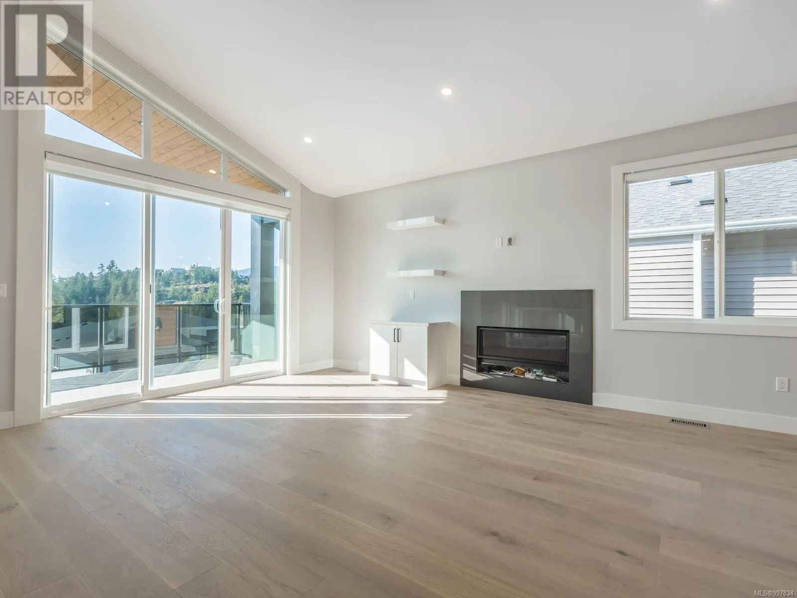 196 Golden Oaks Cres