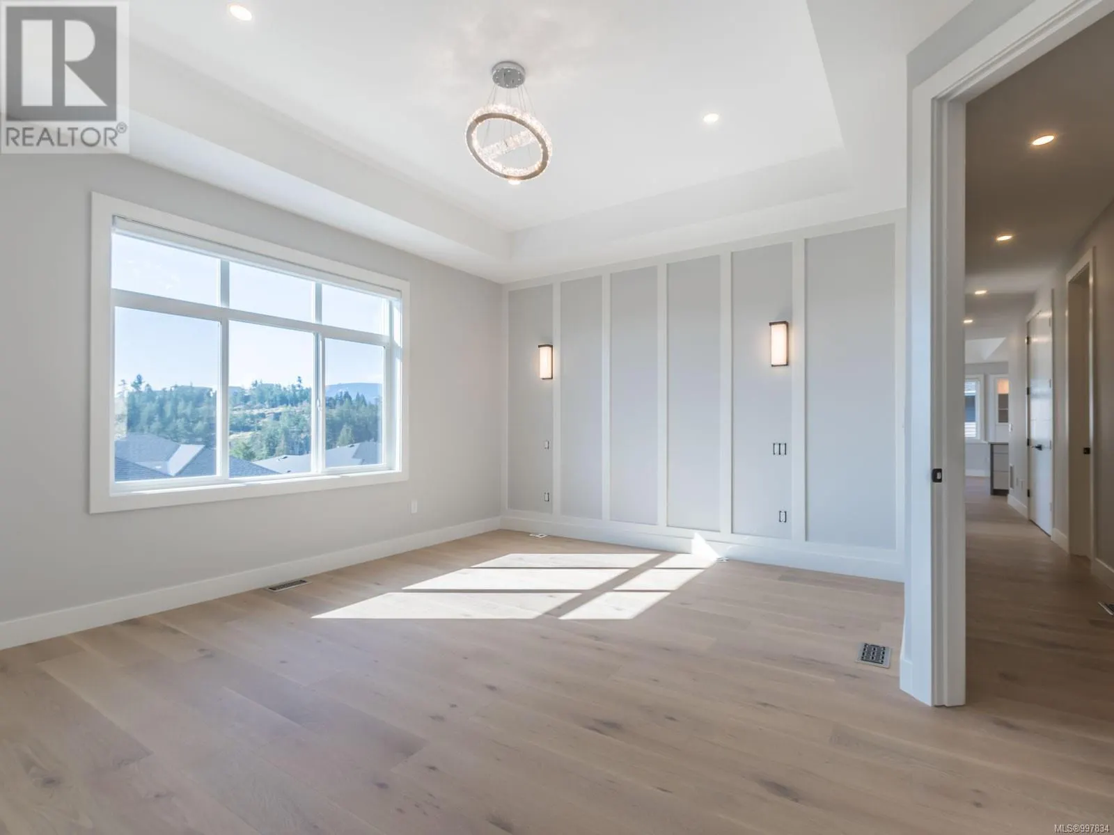 196 Golden Oaks Cres