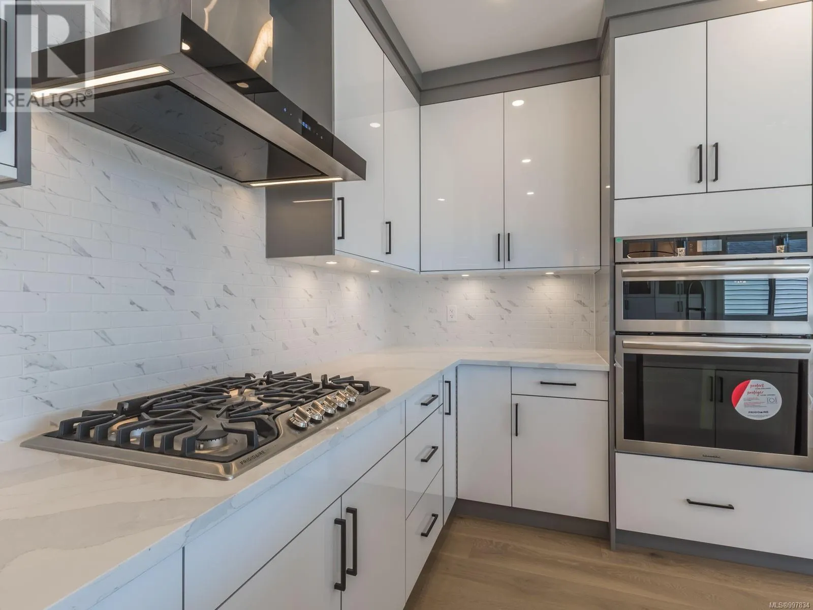 196 Golden Oaks Cres