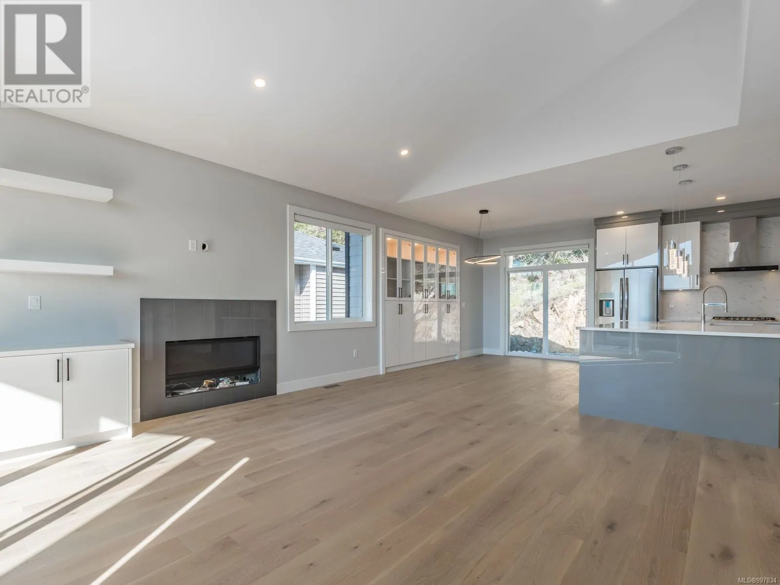 196 Golden Oaks Cres