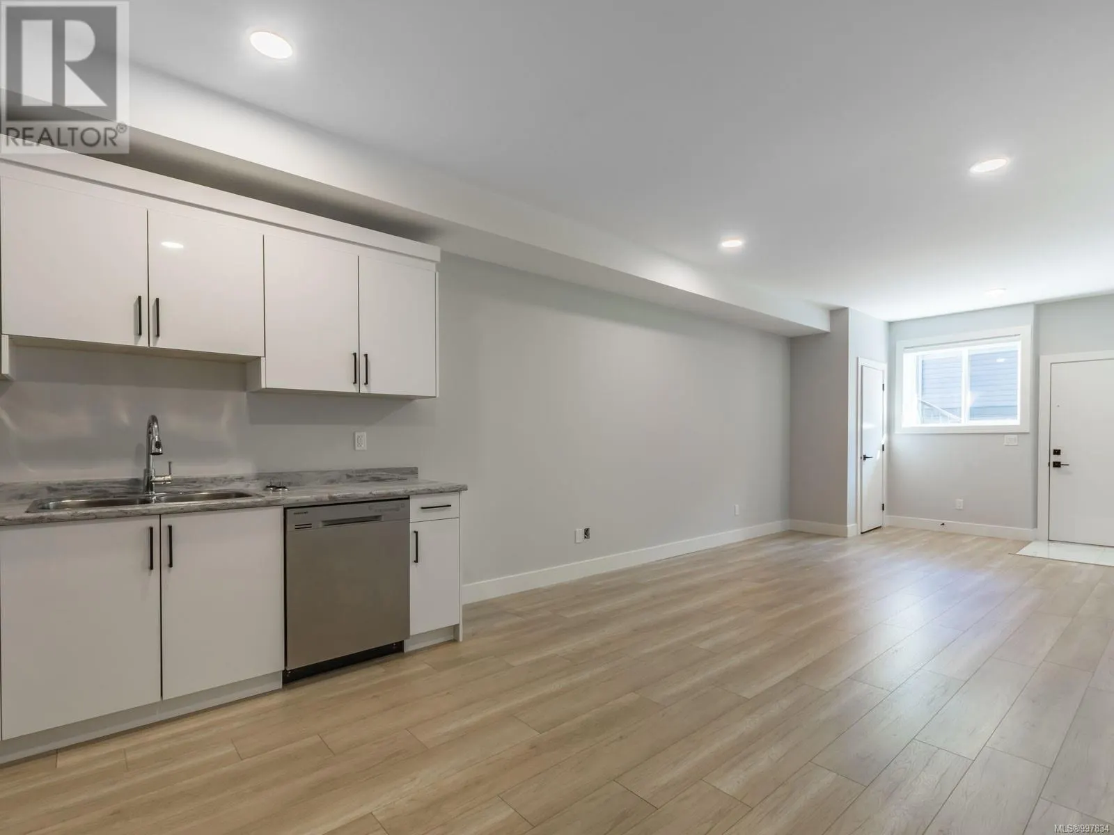 196 Golden Oaks Cres