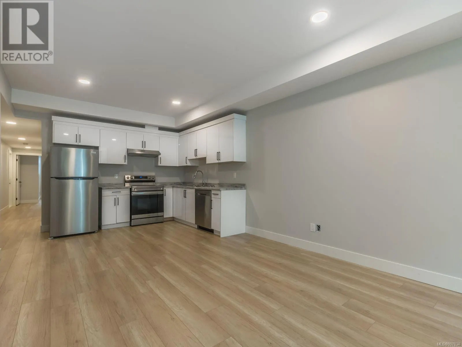 196 Golden Oaks Cres