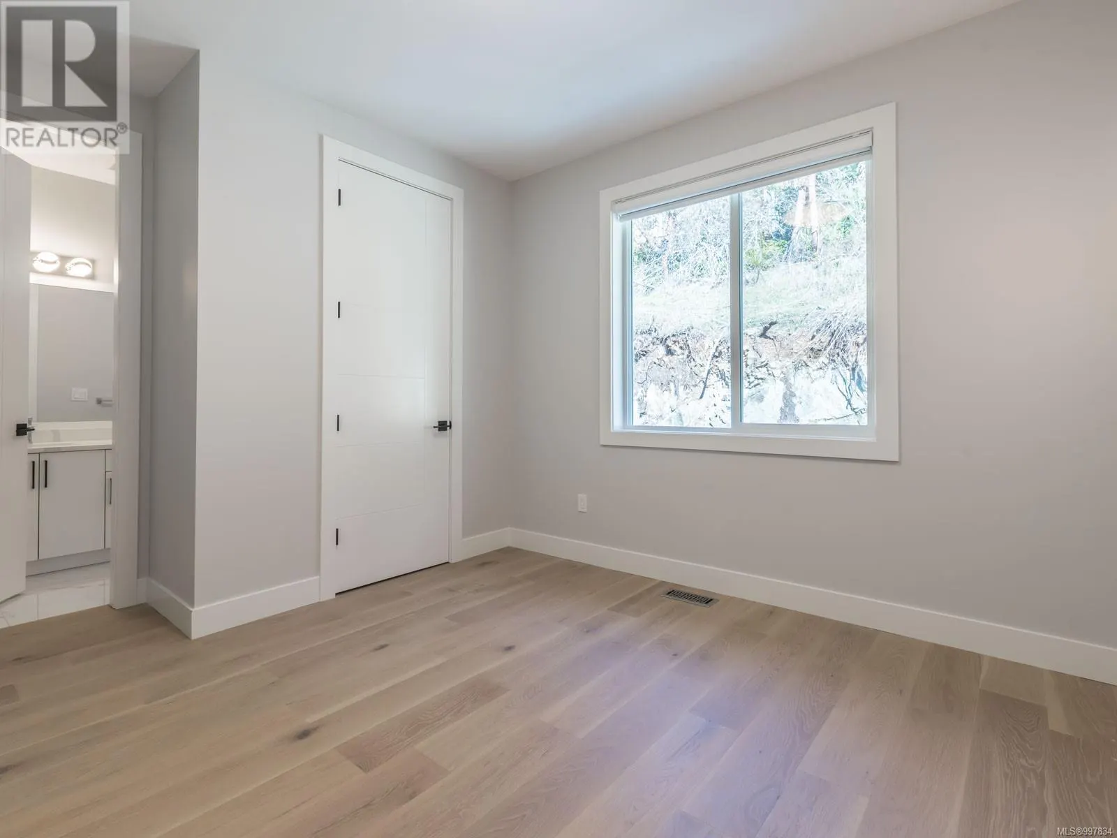 196 Golden Oaks Cres