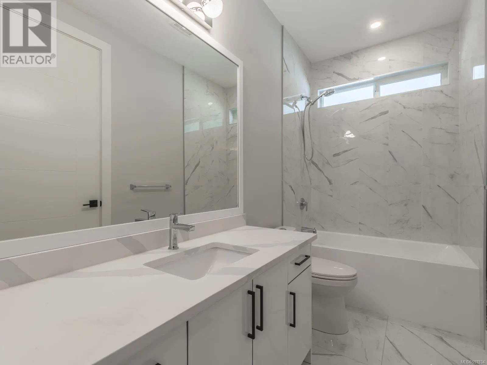 196 Golden Oaks Cres